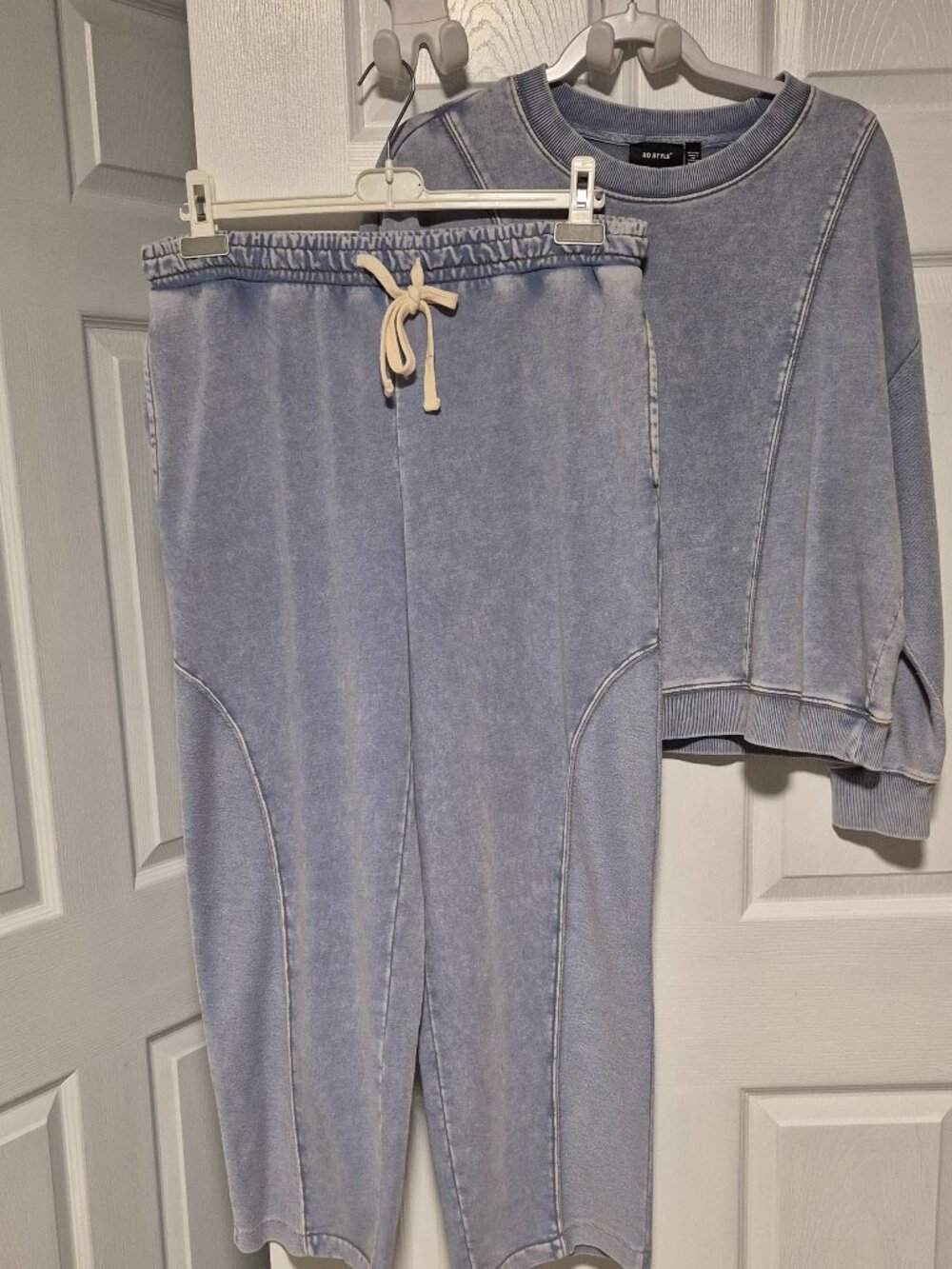 "RD STYLE"  2 PIECE Lounging suit. Size Medium.  Brand new.  NWOT